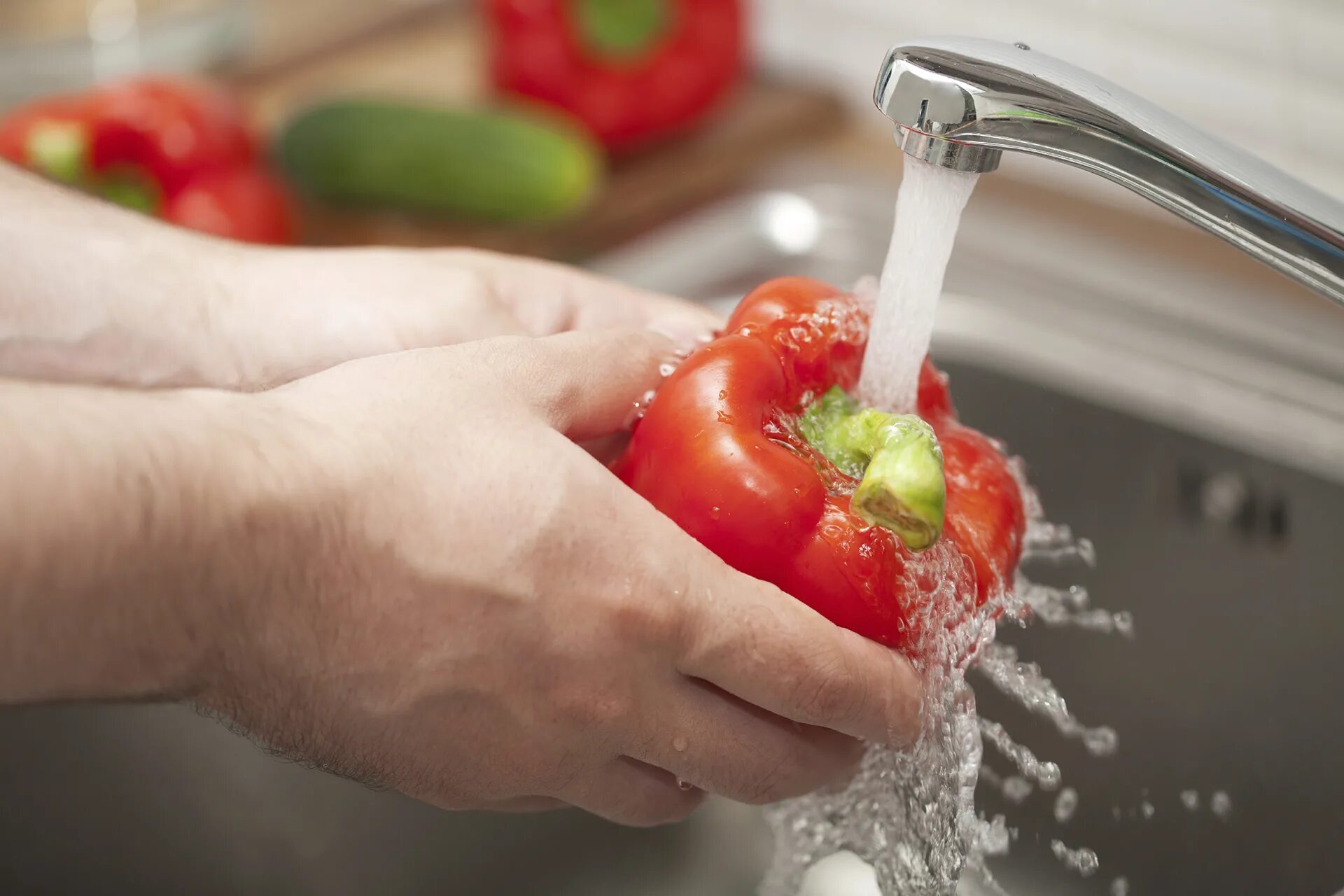 Промойте под проточной водой. Мытые овощи и фрукты. Мытье овощей. Тщательное мытье овощей и фруктов. Овощи под краном.