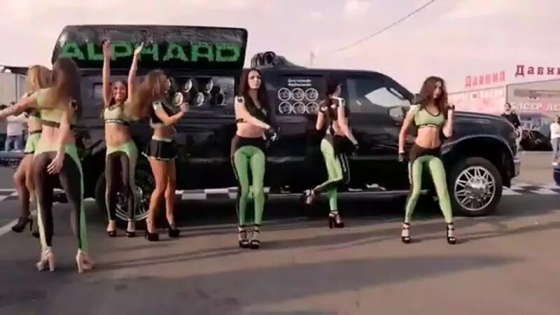 Где машины танцуют. Какие машины танцуют. Dance авто. Танцы в машине. Клип где девушки танцуют на кабриолете русский.