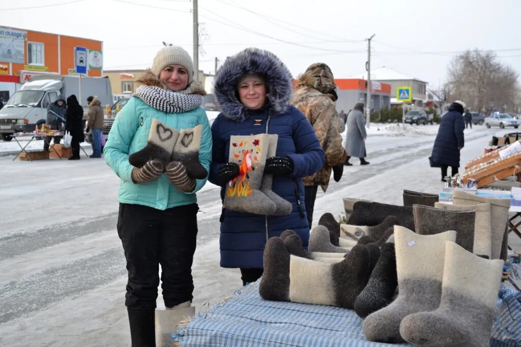 Погода в абатском тюменской на 10 дней. Ярмарка на стадионе. Абатское. Село Абатское Тюменской области. Село Абатское Тюмень.