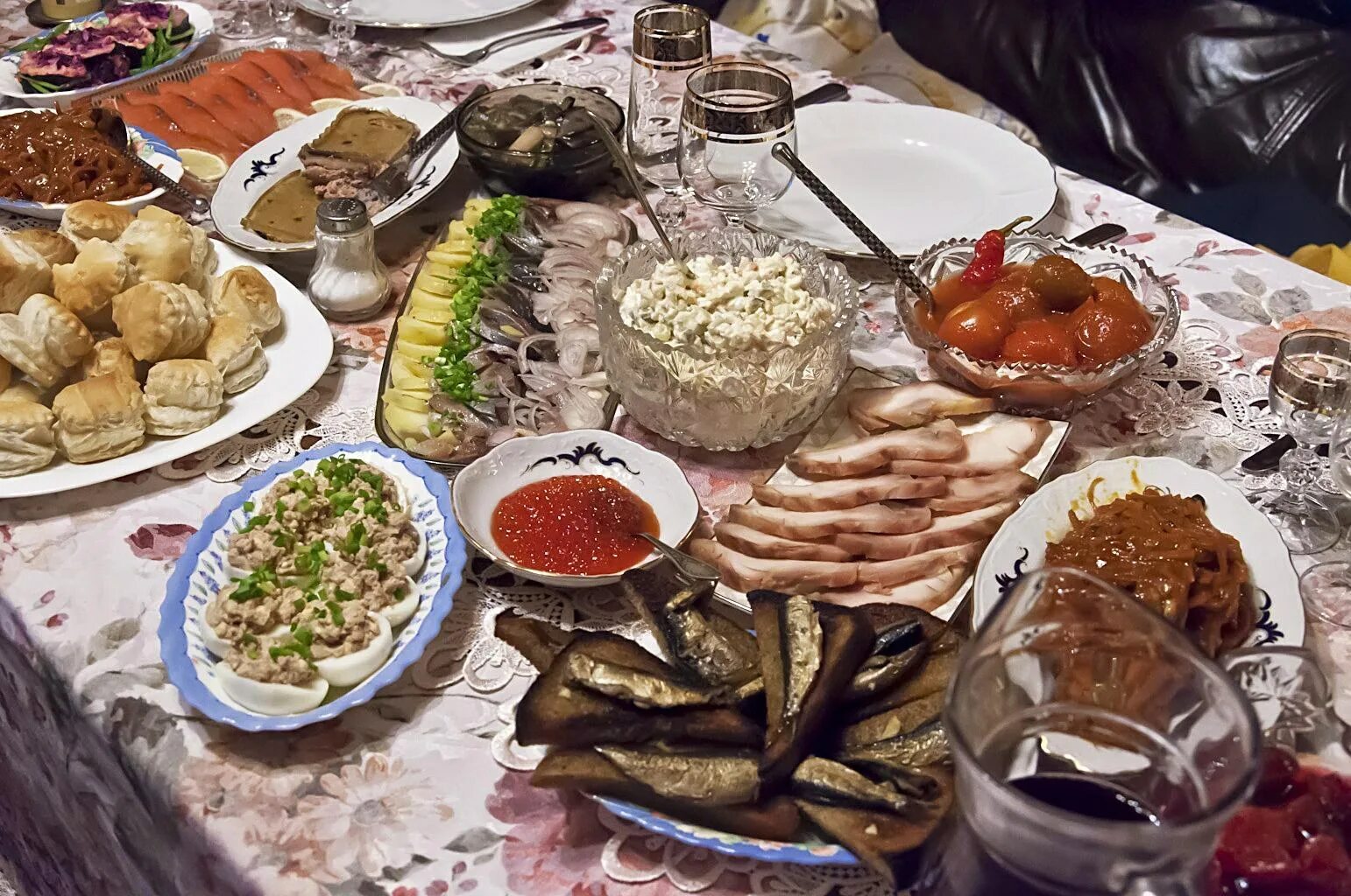 На застолье слона пришло двенадцать. Застолье рисунок. Праздник застолье. Куприн а. На застолье слона пришло двенадцать.