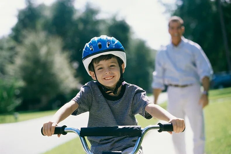 Children riding Bicycles. Как правильно носить велосипедный шлем. Картинки первые шаги во взрослую жизнь подростков. I Ride a Bicycle to School. The children are riding bikes