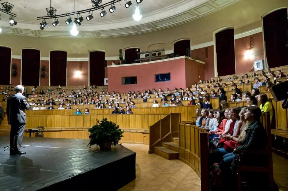 Учебные театры санкт петербурга. Театр на Моховой Санкт-Петербург. Учебный театр Моховая. РГИСИ учебный театр на Моховой. Моховая улица учебный театр Санкт-Петербург.