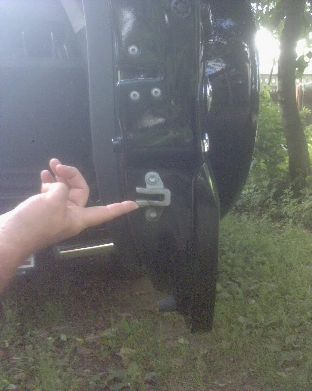 прадо 150 дверь багажника фиксатор. отбойник пятой двери рав4 2 поколения. рав 4 скрипы. колесный крепеж на рав 4. фиксатор пятой двери тойота рав 4 2010.