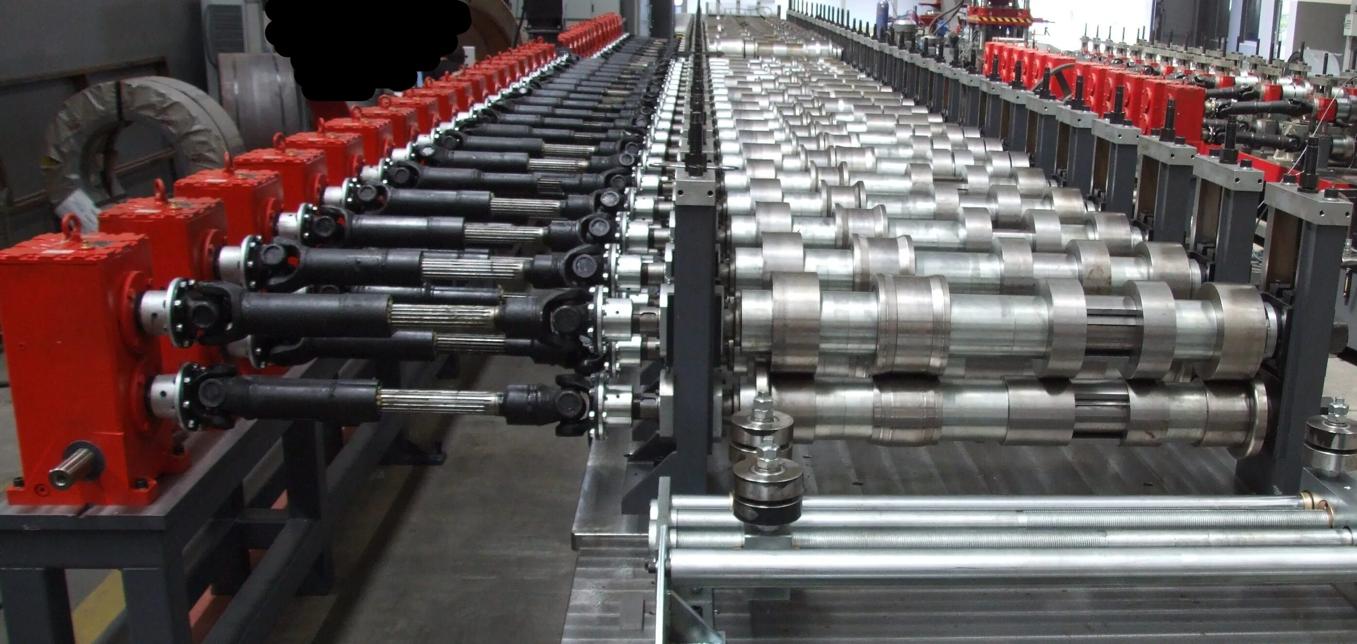 Roll forming. Roll forming Machine. Стан профилегибочный для производства изделия. Профилегибочный стан для производства автомобильных компонентов. Летучие ножницы в профилегибочном стане.