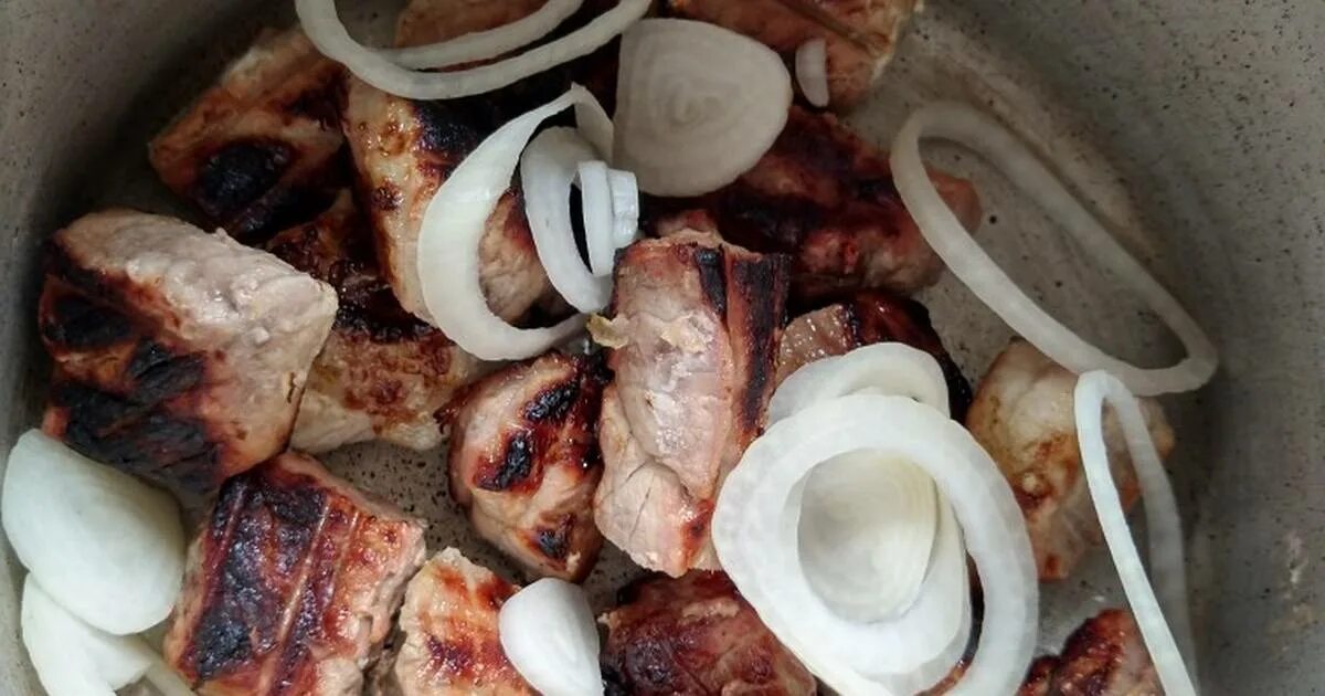 Шашлык сколько перца и соли. Шашлык с луком и уксусом. шашлык с уксусом. шашлык из свинины с уксусом. мариновка шашлыка.