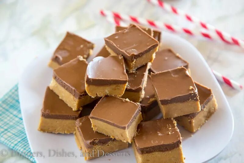 Помадка еда. Peanut butter chocolate fudge. день арахисово-сливочной помадки. арахисовая помадка. сливочно-арахисовый десерт.