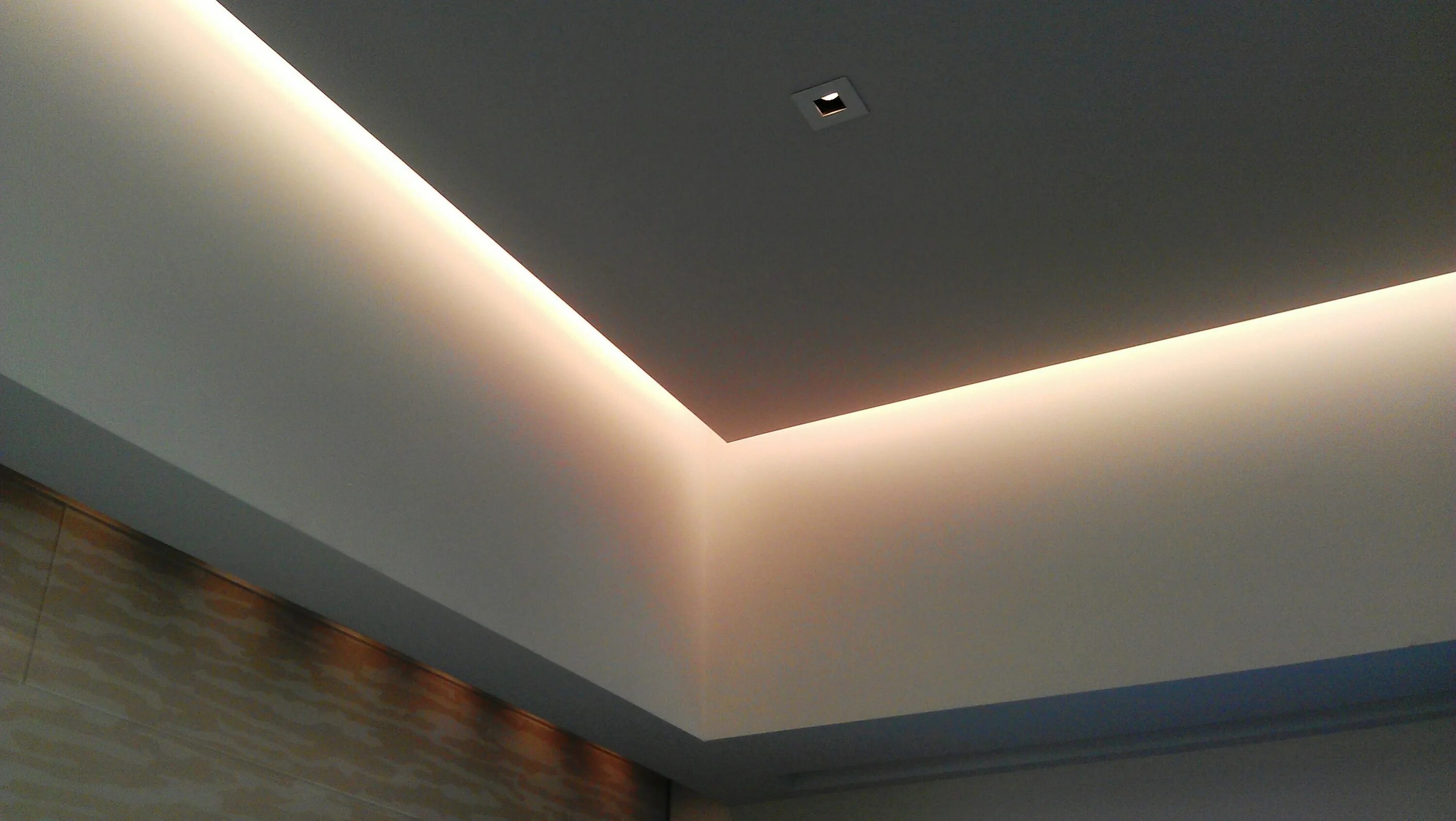 Снизу отзывы. Натяжной потолок с подсветкой изнутри. Короб на потолке из гипсокартона с подсветкой. Парящий потолок из гипсокартона с подсветкой. Подсветка по контуру потолка.