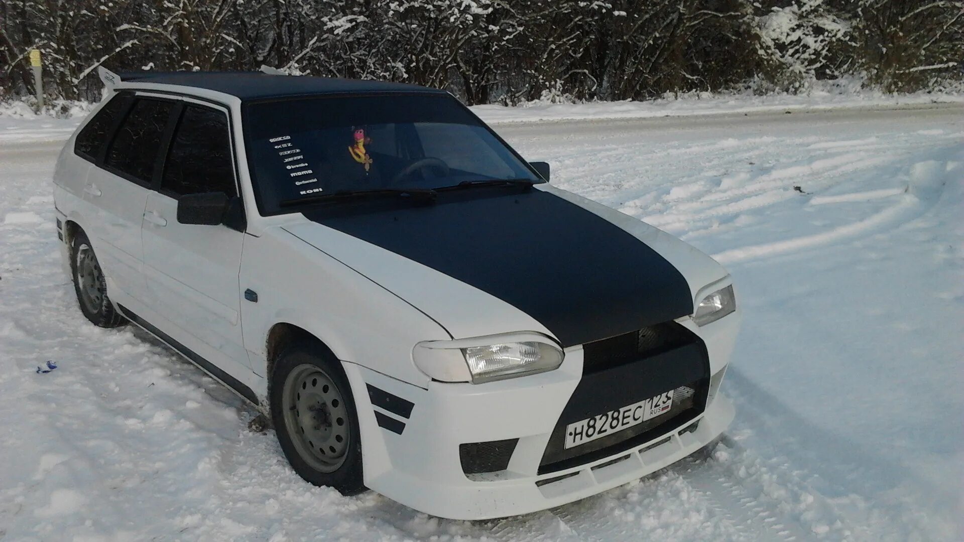 Переделка 2114. Ваз 2114 переделка. ваз 2114 с черным капотом. переделка капота ваз 2114. ваз 2114 белая с черным капотом.