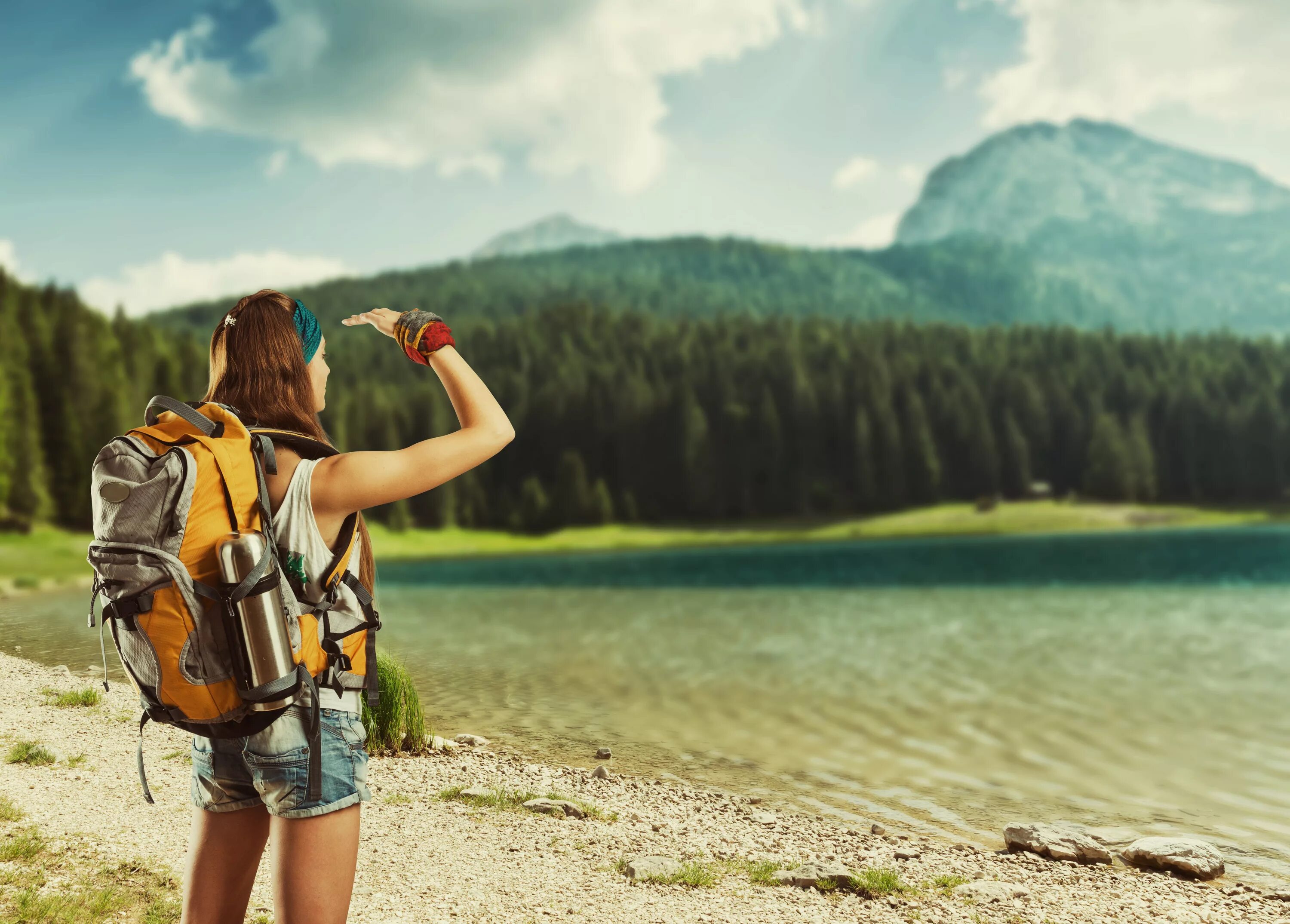 A trip of her life. Бэкпекинг туризм. Человек с рюкзаком. Турист с рюкзаком. Рюкзак путешественника.