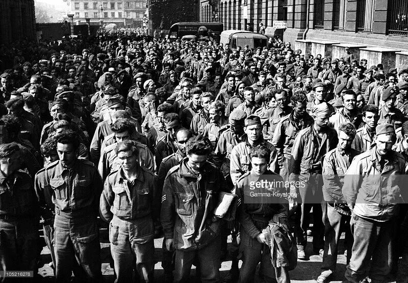 Марши во время войны. Парад пленных в Париже в 1944. Марш пленных американцев в Париже в 1944 году. Пленные американские солдаты 1944. Пленные американцы в Париже.
