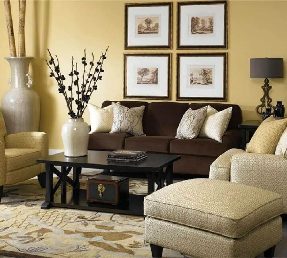 Подходит к интерьеру. Желто бежевый цвет в интерьере. Сочетание коричневого в интерьере гостиной. Бежевые стены коричневая мебель. Гостиная в бежево желтых тонах.