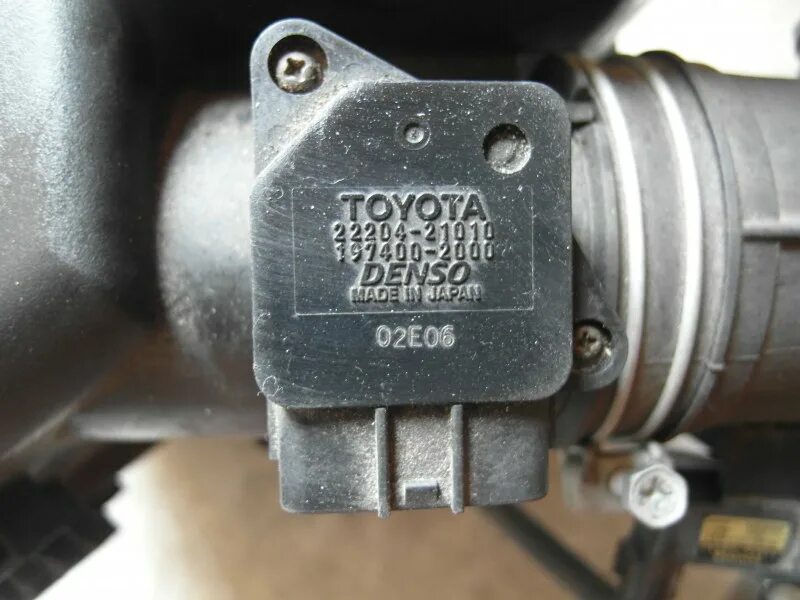 Датчик воздуха в двигателе. Toyota 22204-21010. 22204-21010 Датчик расхода. Датчик расхода воздуха Toyota 22204-22010. Датчик расхода воздуха Тойота 3с.