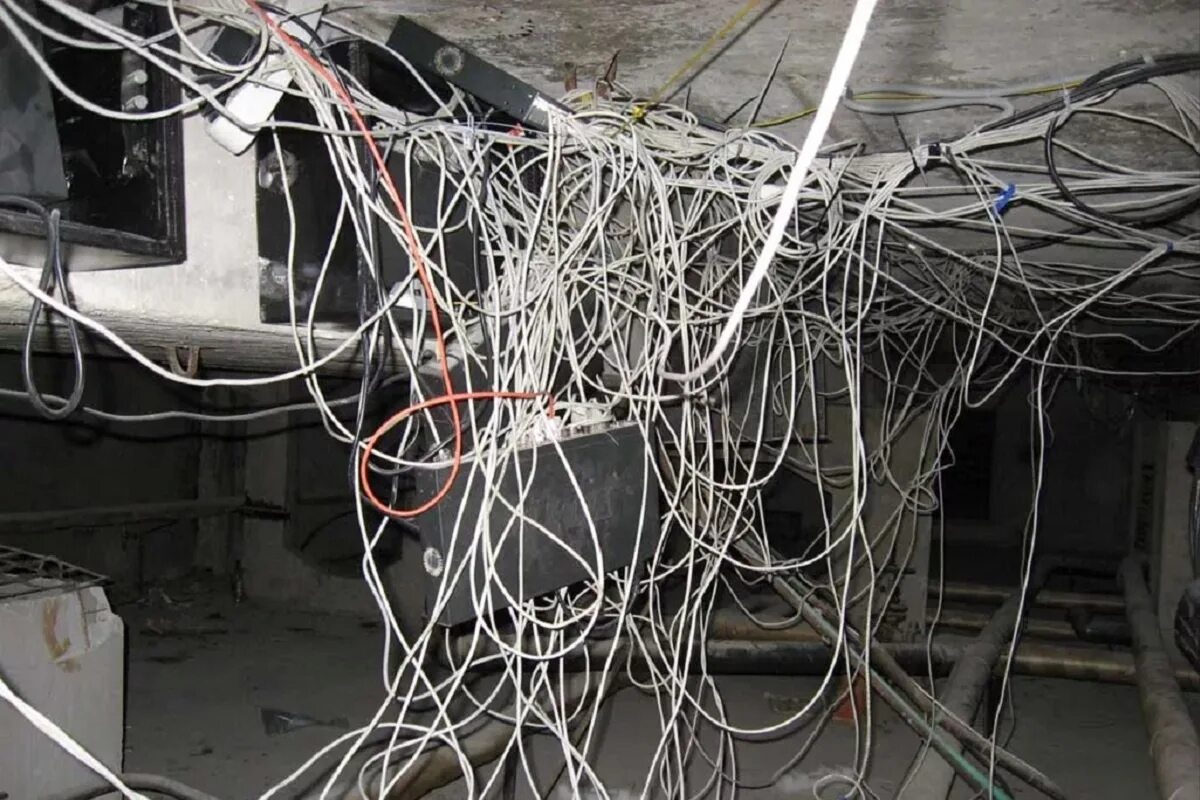 Электропроводка в зданиях. Куча проводов. Прокладка интернет кабеля в квартире. Проводка интернет кабеля. Укладка проводов.