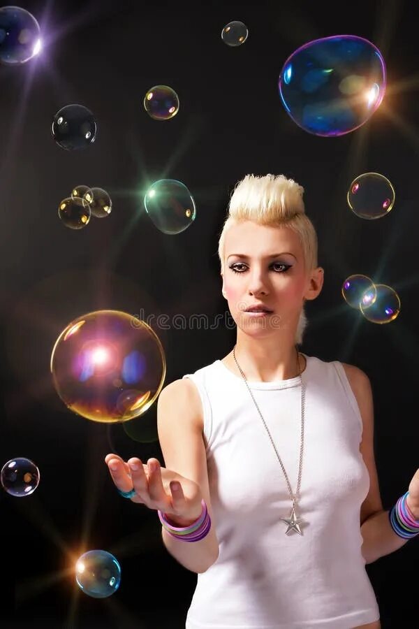 Блондинка с мыльными пузырями. Девушка с мыльными пузырями. Блондинка пузыри картинки.