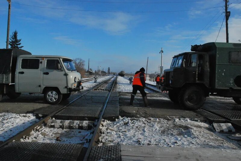 Горники в амурской области последние новости. Авария на переезде Амурская область. Дежурный на Железнодорожном переезде. Дежурный по ЖД переезду. КАМАЗ В Амурской области.