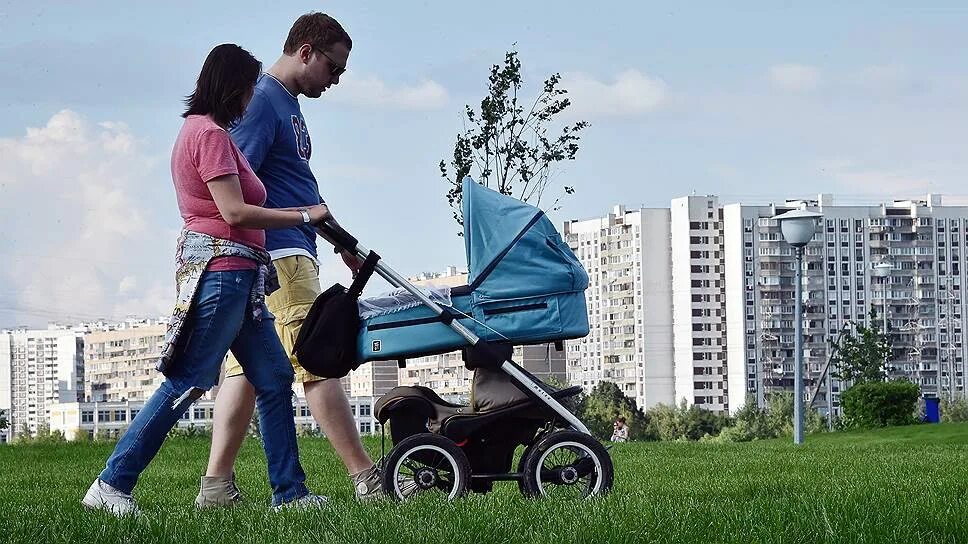 Покупка жилья инвалидам. Молодые родители. Семья с ребенком инвалидом. Молодые родители в России. Молодые мамы.