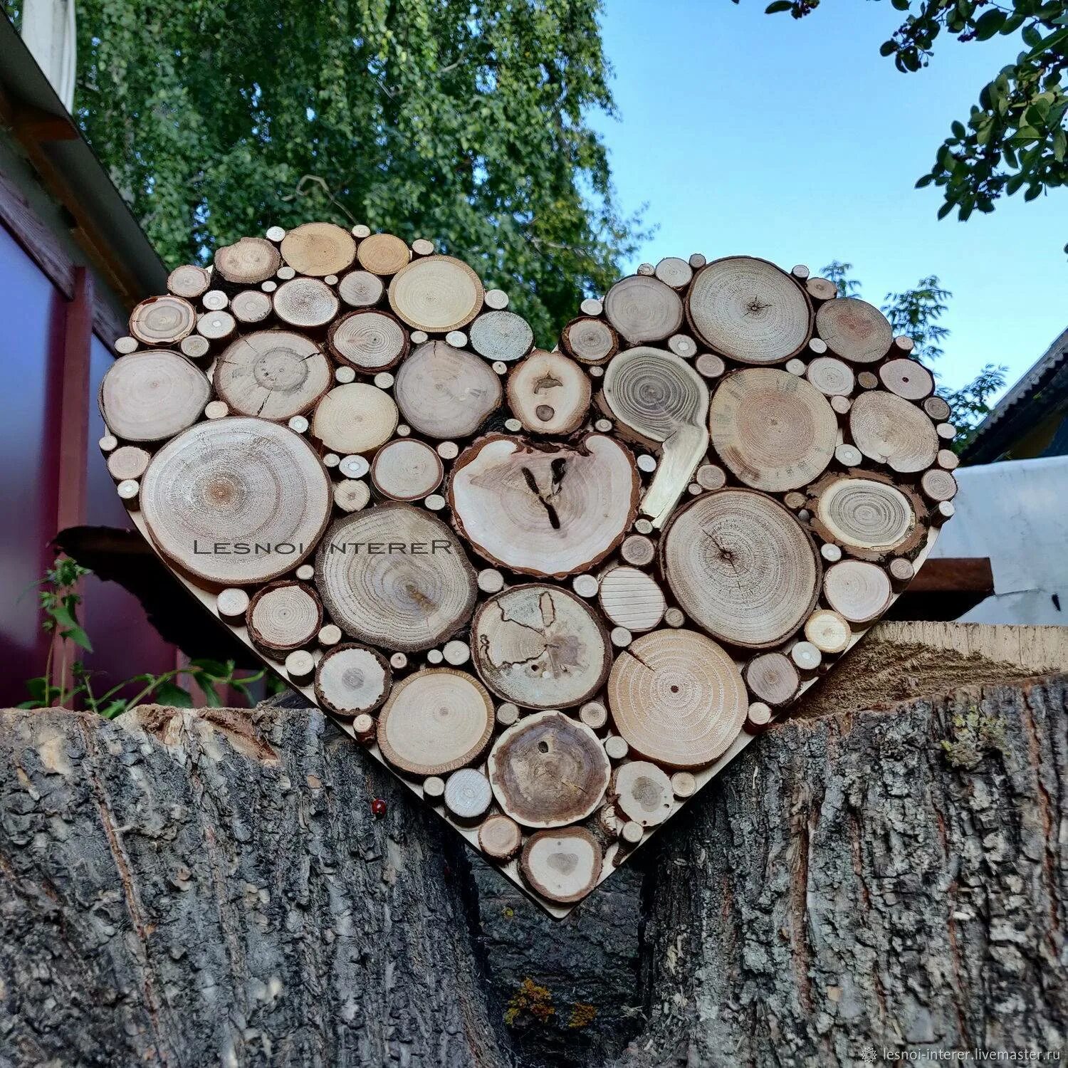 Поделки из спилов дерева. Срез дерева для декора. Изделия из спилов дерева. Спилы дерева для декора. Спилы дерева в интерьере.