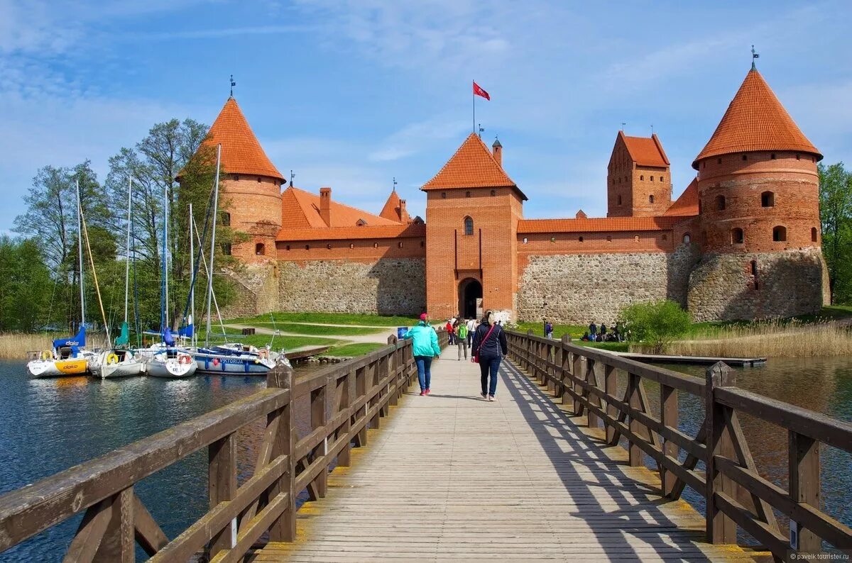 Тракайский замок. Тракайский замок Литва. Крепость Тракай Литва. Средневековые замки Прибалтики. Литва Тракай достопримечательности.