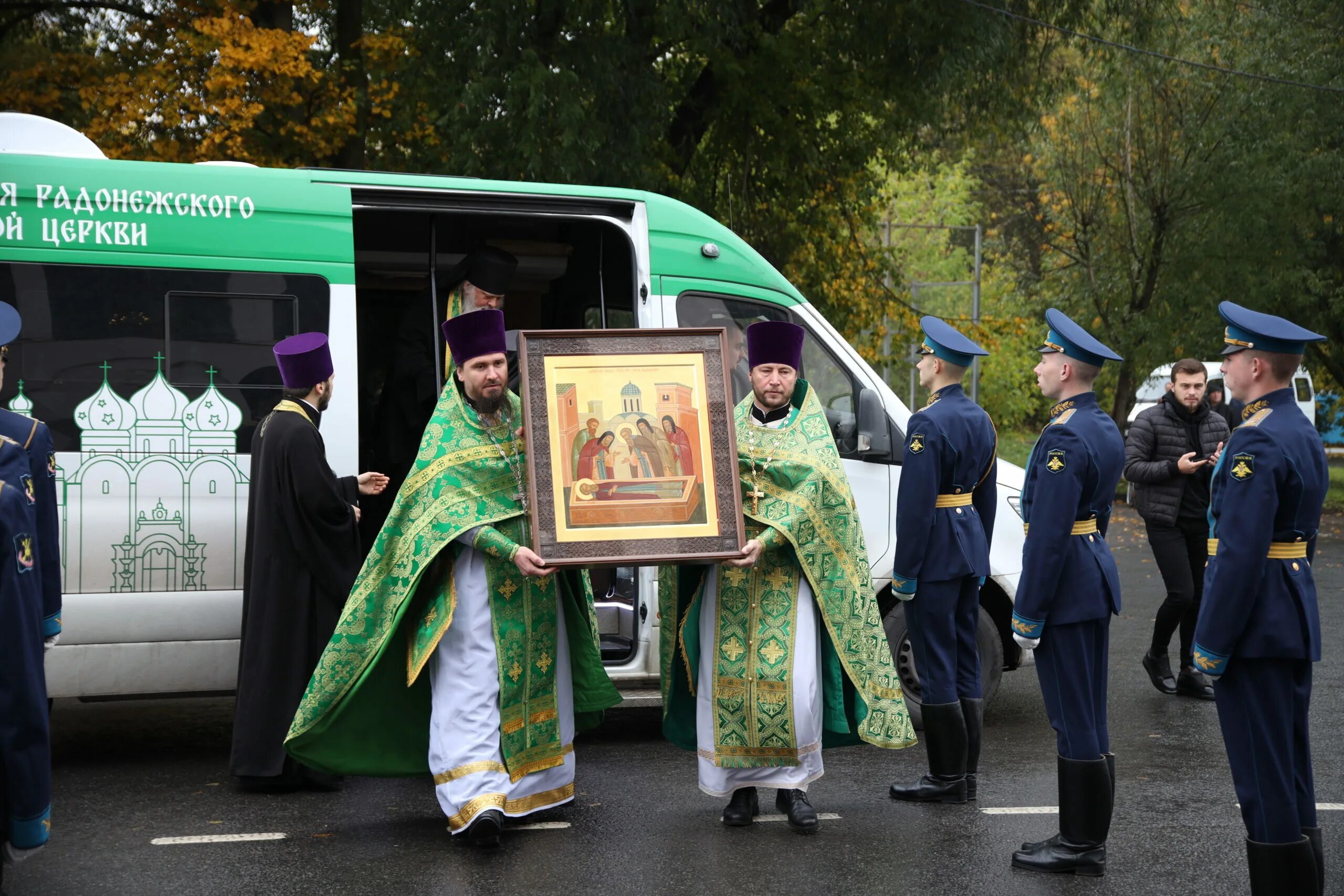 4 мая православный. Встреча мощей Сергия Радонежского. Троице-Сергиева Лавра очередь к мощам 1990е. Ковчег с мощами Сергия Радонежского.