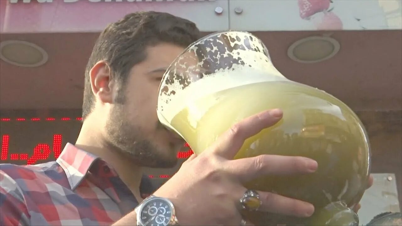 Гигантский бокал. Огромный бокал. Огромный бокал. Это большой стакан. Это большой стакан.