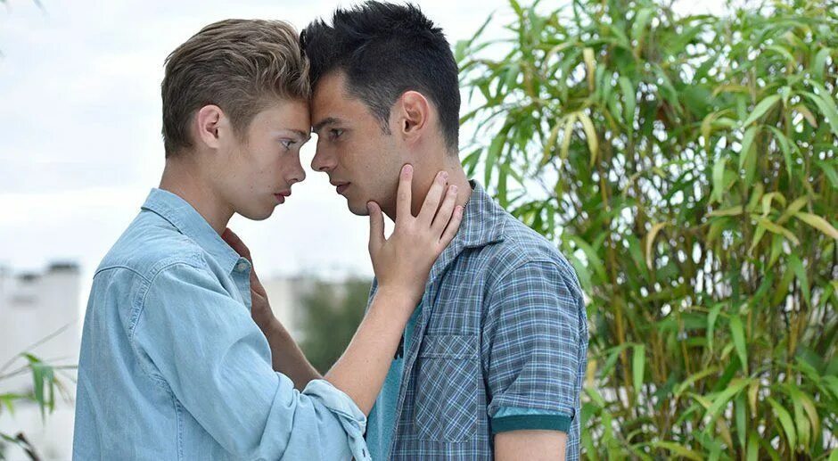 Поцелуй мальчиков. Мужчины целуются. Любовь парней. Би парни. Два мужику юную.