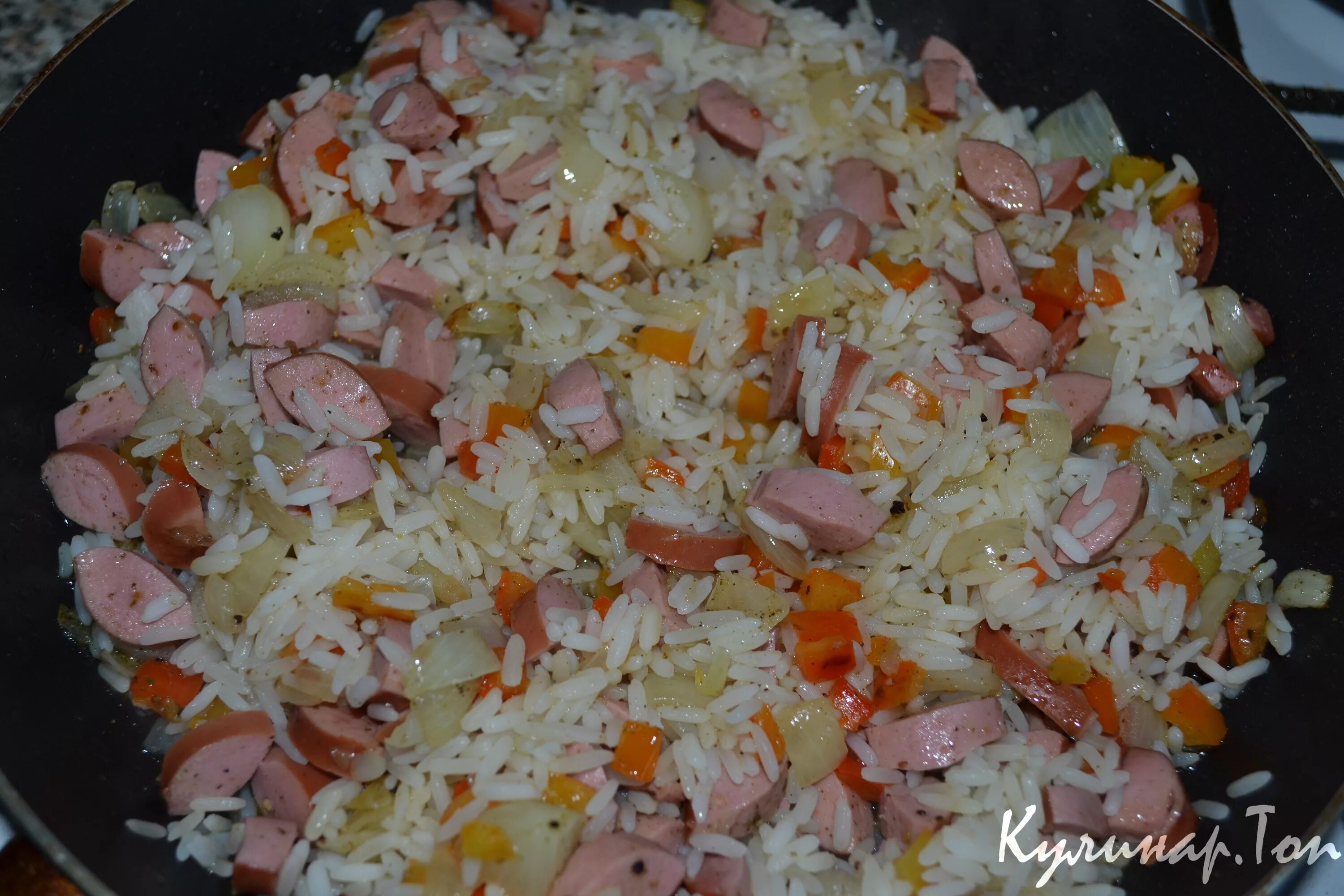 Рис с сосисками и овощами. Рис гарнир. Рис с сосисками. Сосиски с рисом рецепт. Рис с сосисками на сковороде.