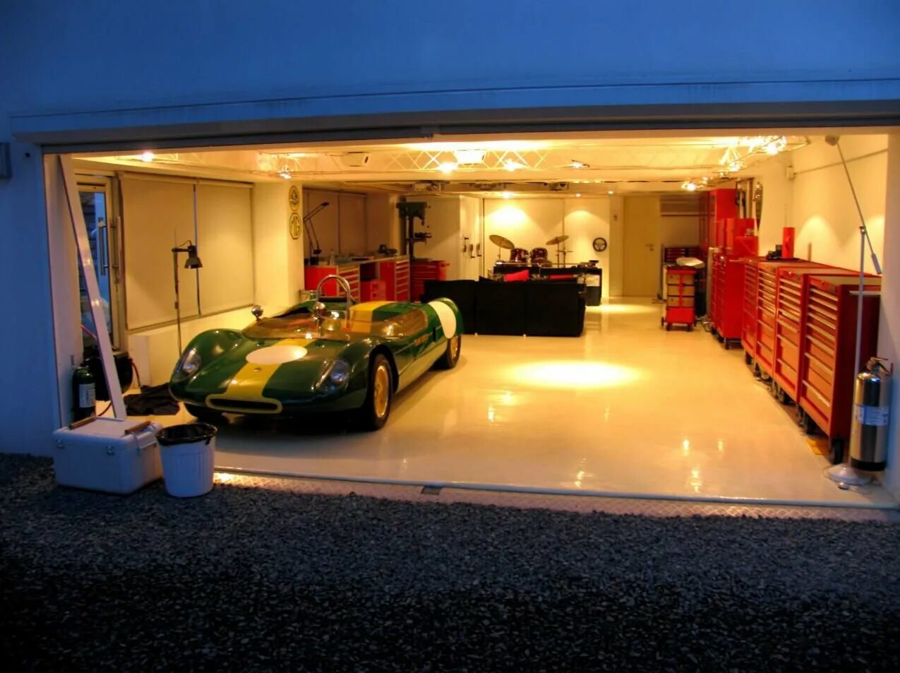 Маленькие машины в гараже. Красивый гараж. Интерьер гаража. Шикарный гараж. Машина в гараже.