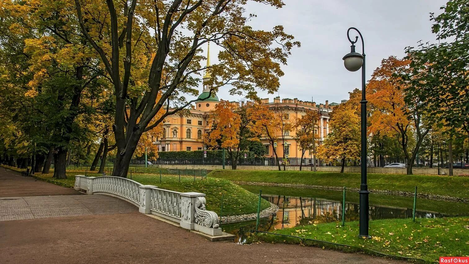 Михайловский сад в Санкт-Петербурге осенью. Михайловский замок в Санкт-Петербурге осень. Михайловский сквер в Санкт-Петербурге осень. Михайловский парк Питер. Михайловский сад москва где находится