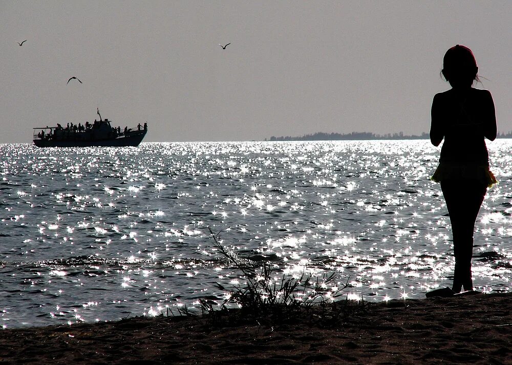 девушка капитан. девушка провожает моряка. проводы корабля. встреча моряков из похода. девушка ждет моряка.