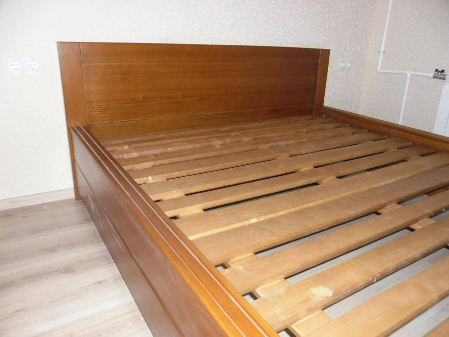 кровать на деревянных поддонах. кровать из европаллетов в лофт стиле. доски под кровать. деревянные кровати под матрас. доски для кровати.