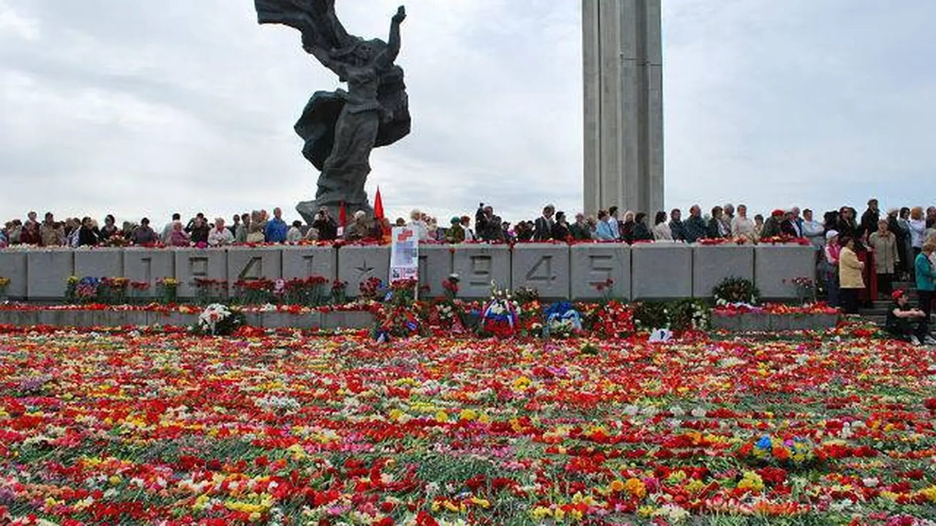 Латвия памятник освободителям. Рига памятник воинам освободителям. Парламент Латвии разрешил снести памятник освободителям Риги.. Памятник воинам-освободителям Советской Латвии. В риге запретили нести цветы