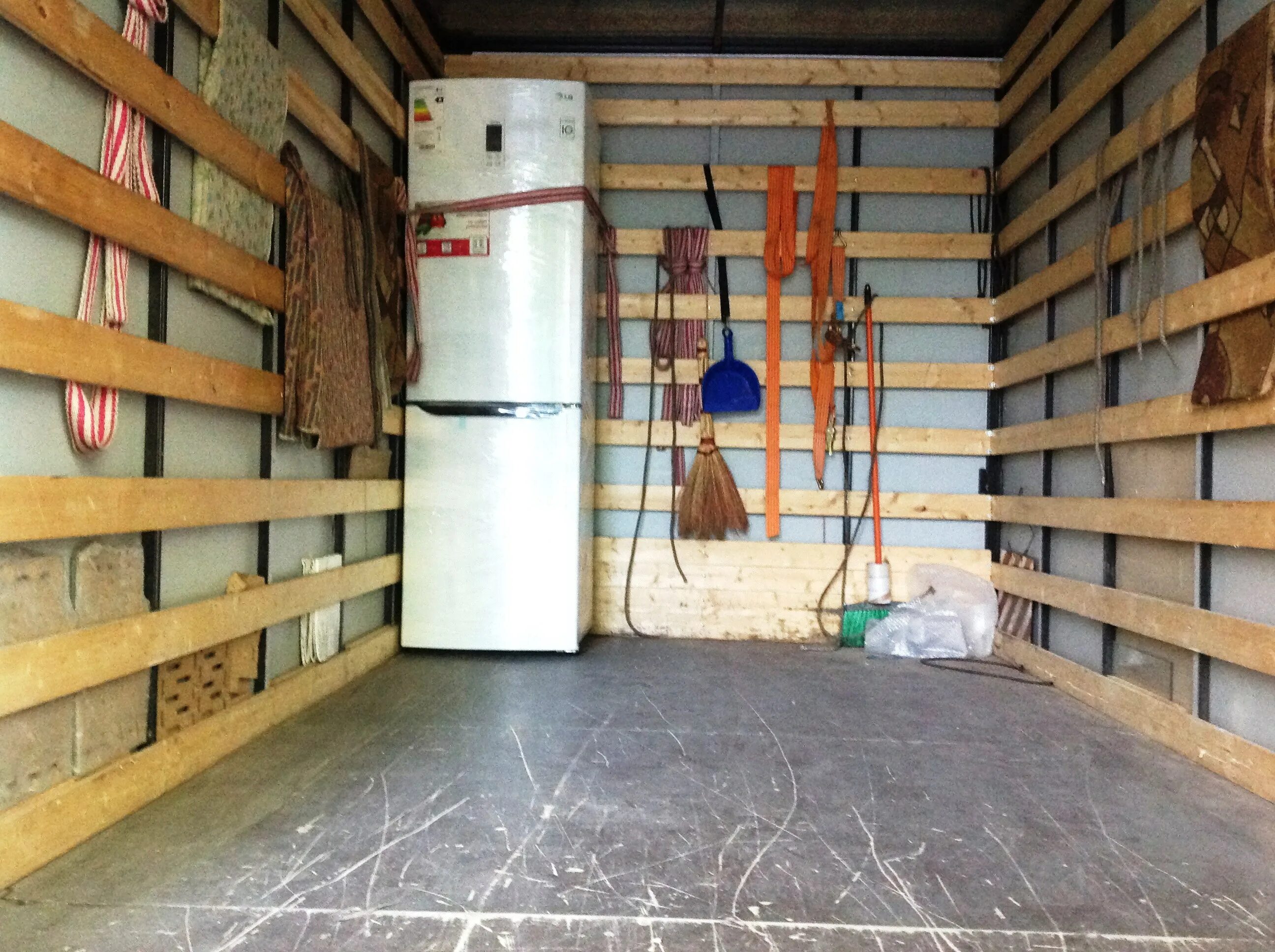 морской контейнер рефрижератор. рефконтейнер 40 фут внутри. перевеска холодильника. холодильное оборудование для рефрижераторов. транспортировка холодильника.