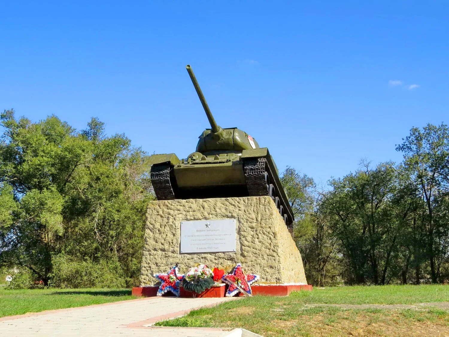 Зимовники сокол. Памятник танк в поселке Зимовники. Зимовники Ростовская область. Поселок Зимовники Зимовниковский район Ростовская область. Танк т-34 памятник Зимовники.