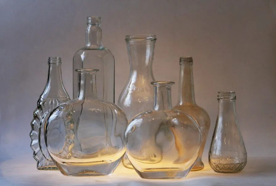 Работа со стеклянной посудой. Натюрморт из стеклянных предметов. Стеклянный натюрморт. Натюрморт со стеклянным предметом. Натюрморт со стеклом.