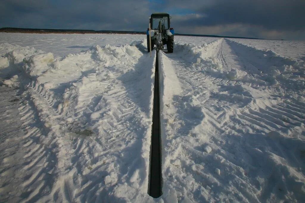 Якутия статьи. Зачернение льда Якутия. Заготовка льда зимой в Якутии. Толщина льда на реке Лена. Толщина льда в Якутии.