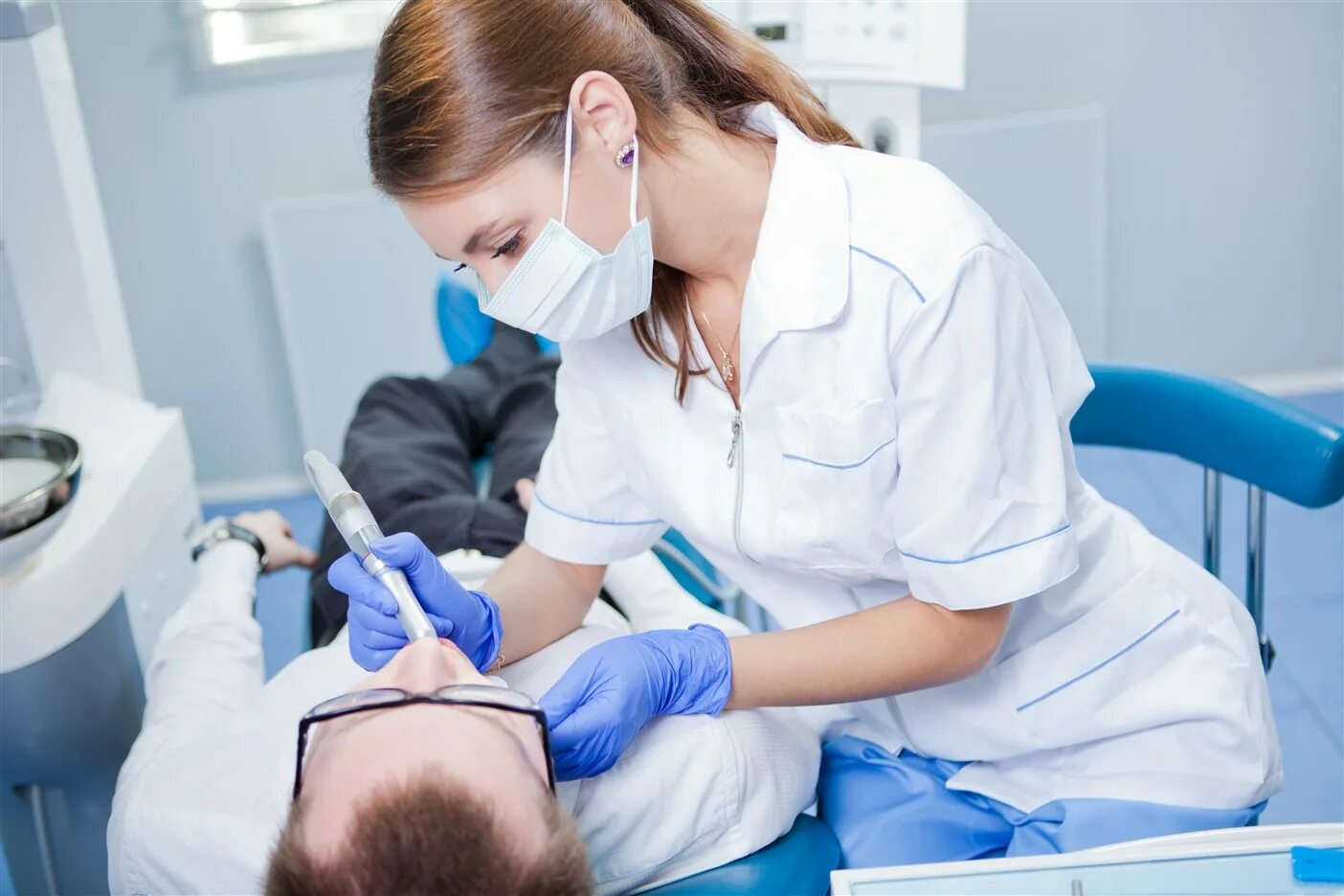 Работа врача стоматолога терапевта. Стоматолог. Зубной врач. Фотосессия стоматолога. Стоматолог женщина.