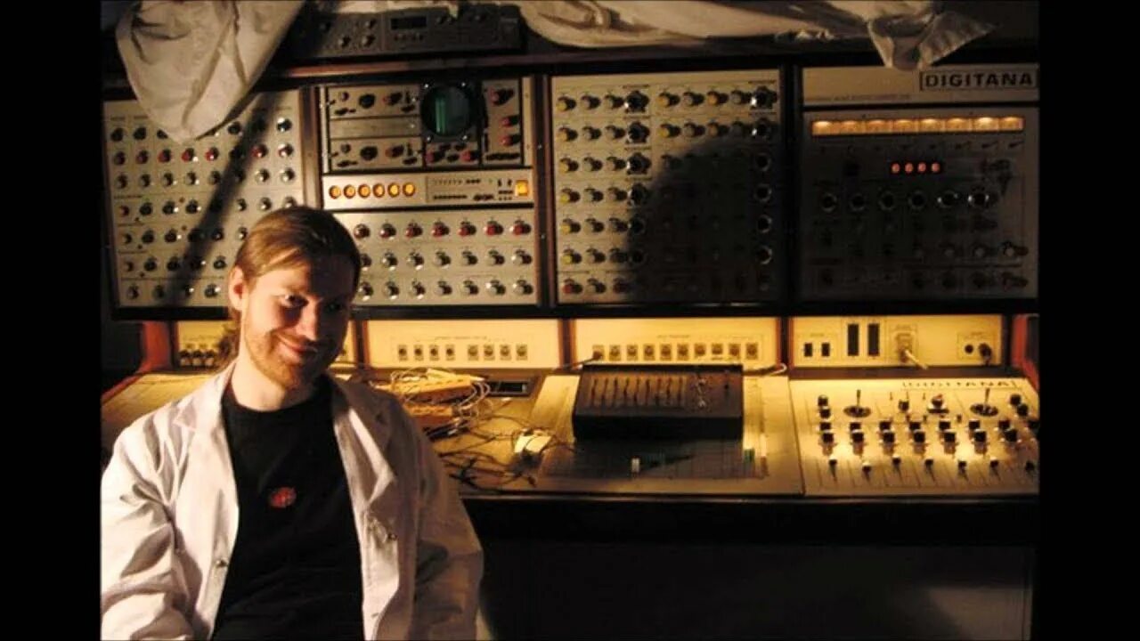 Qkthr от aphex twin. Aphex twin 2025. aphex twin studio.