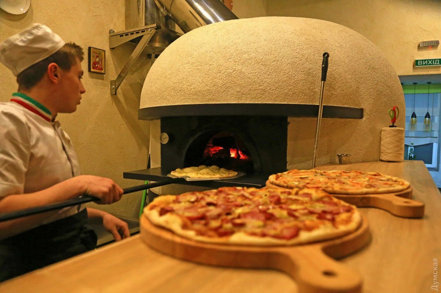 Пиццерии открылись. Пиццерия. Кухня пиццерии. Пиццерия с открытой кухней. Маленькая пиццерия.