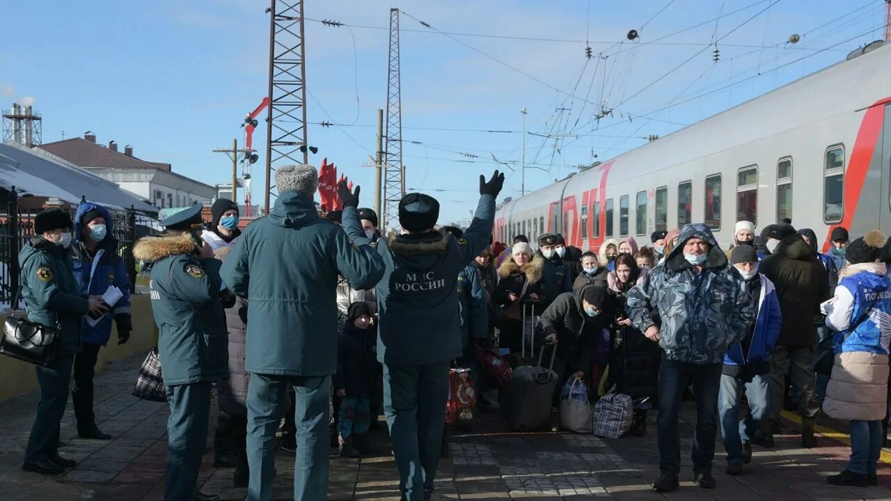 Беженцы из Украины в поезде. Поезд с беженцами из Донбасса. Беженцы с Украины в России Россия. Беженцы на вокзале РФ. Оставила россия украину