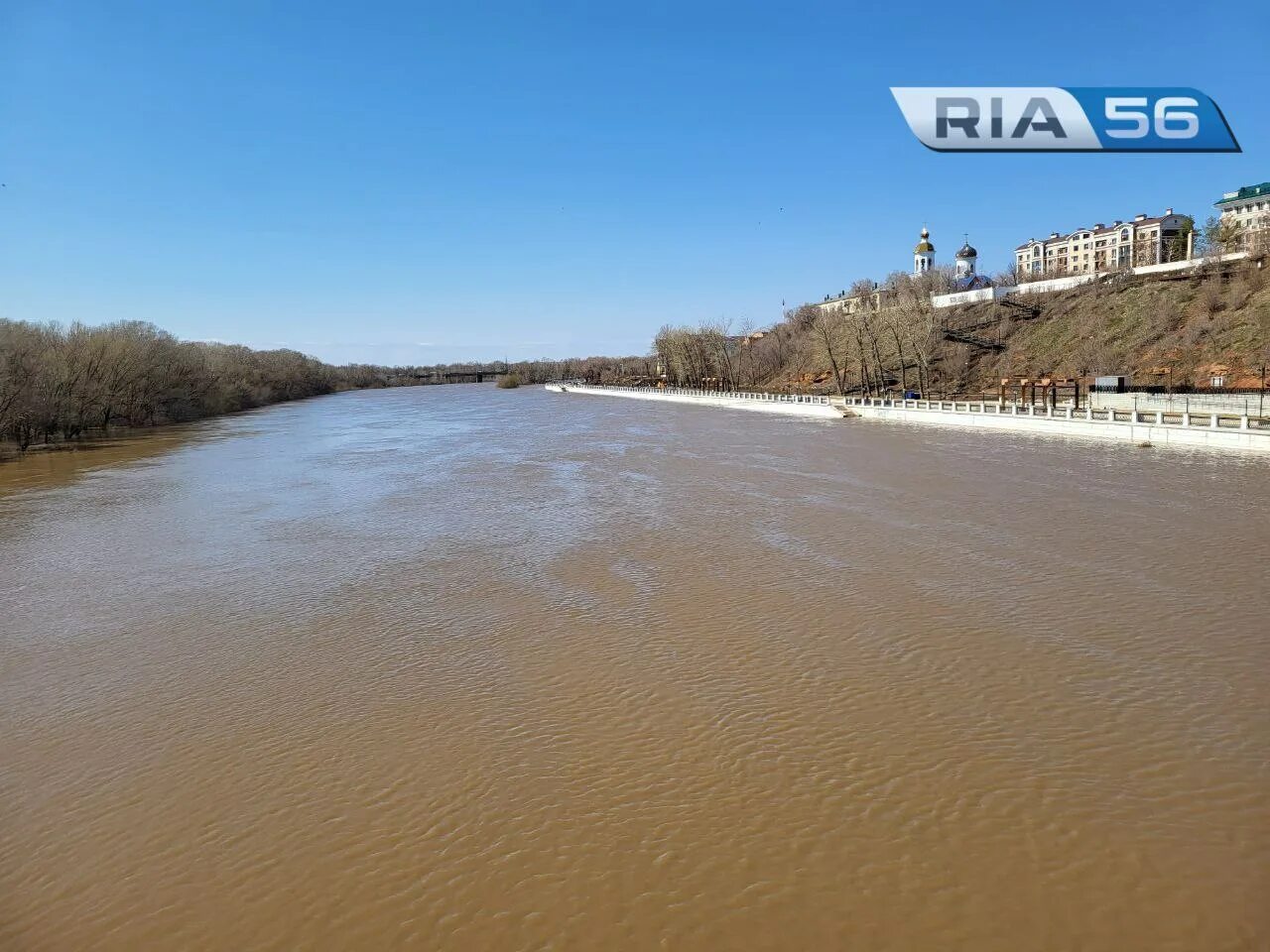 Река урал в оренбурге уровень воды сегодня. Река Урал Атырау. Река Урал Оренбург. Река Урал в Оренбургской области. Уровень воды в реке Урал у Оренбурга в 2023.