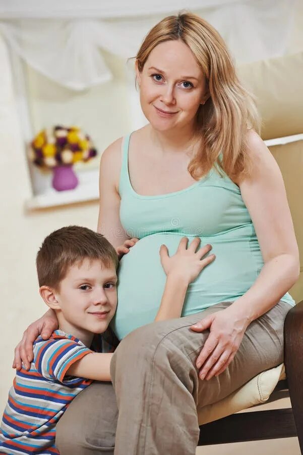 Сын беременную маму видео. Женщина забеременела от мальчика.