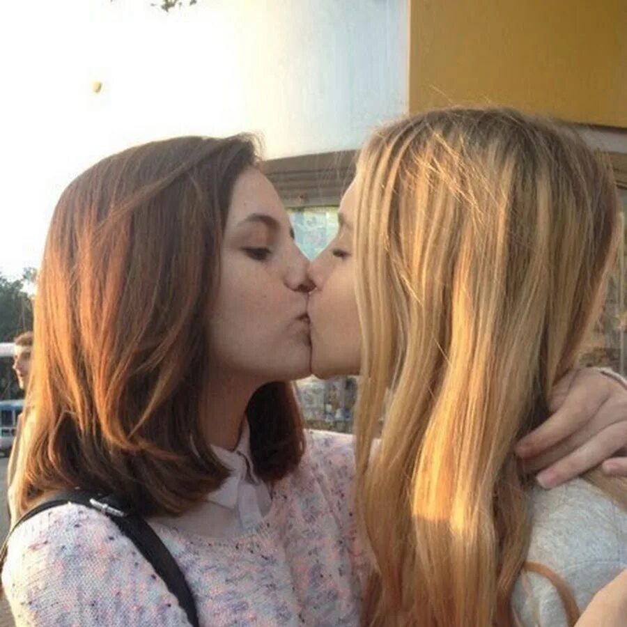 Поцелуй двух девушек. Несовершеннолетние лесби. Поцелуй девушек в школе. Поцелуй двух девушек в школе. Лесбиянство девочек