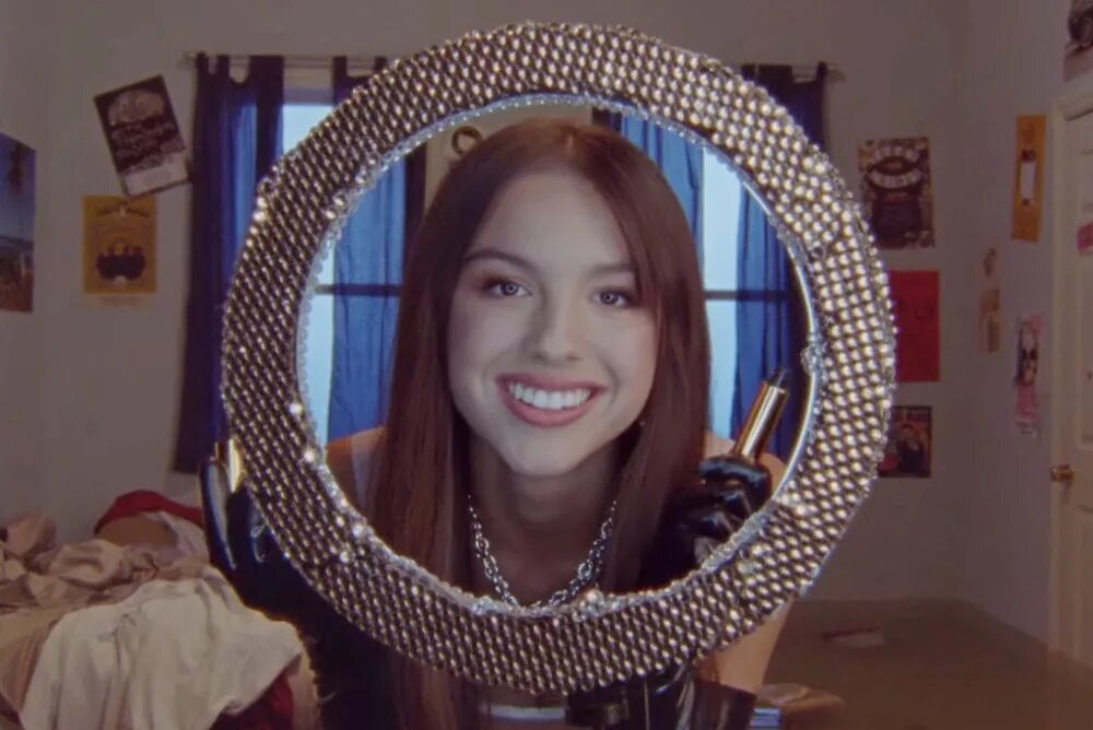 Deja vu olivia rodrigo когда вышла. Песня olivia good. Good 4 u olivia. Альбом happier than ever. Песня olivia good.
