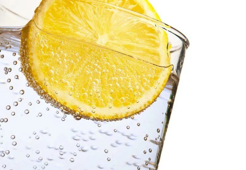 Вода с лимоном. Сода с лимоном и водой. Лимонная газировка. Газированная вода с лимоном