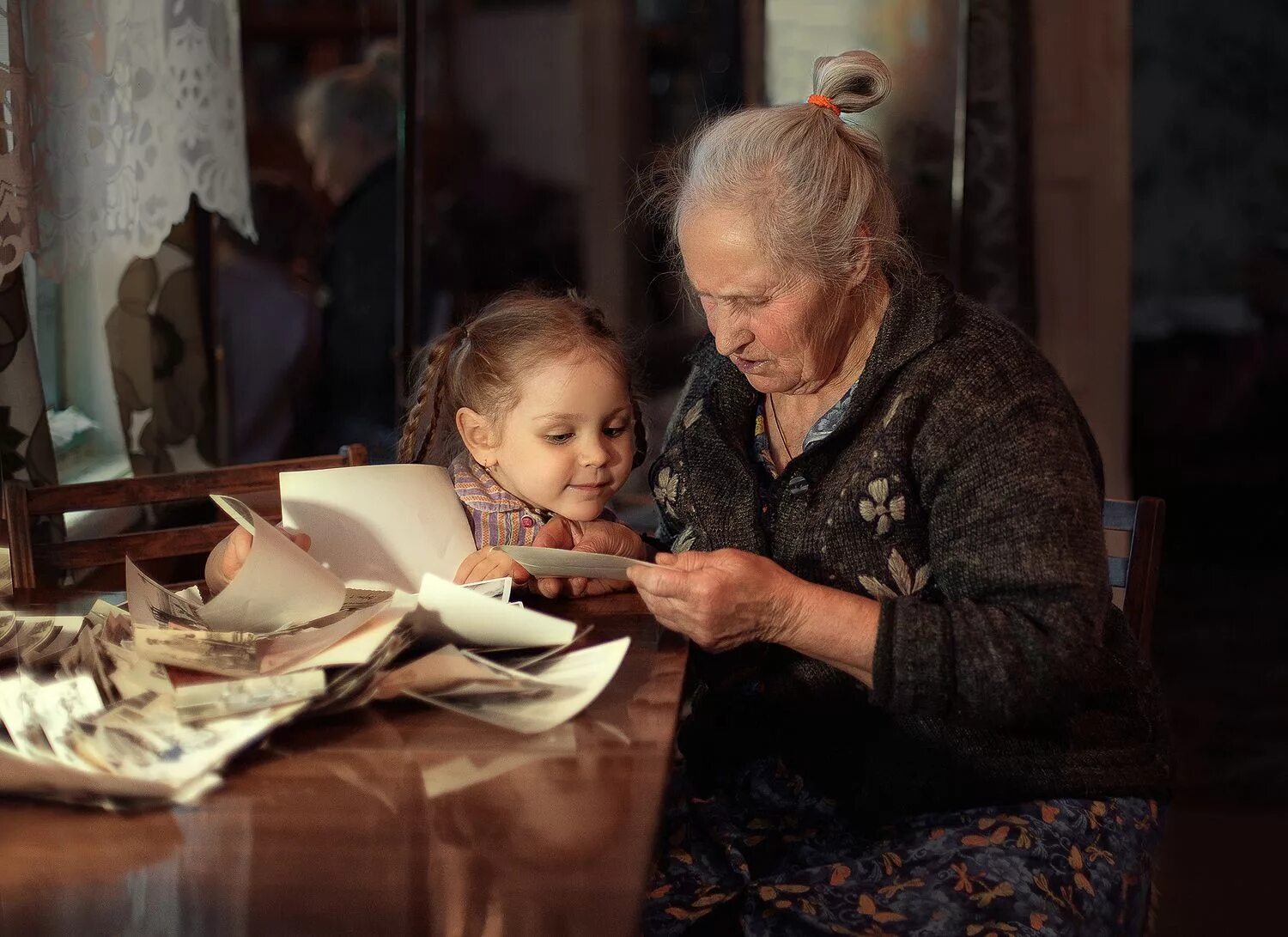 Фото для внучки. Бабушка и внучка. Бабушка и внук. Бабушка рассказывает. Бабушка рассказывает внучке.