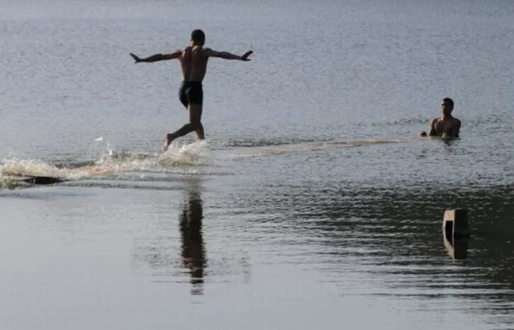 Бежать по воде песня. Бежит по воде. Человек бежит по воде. Бегать по воде. Мужик бежит по воде.