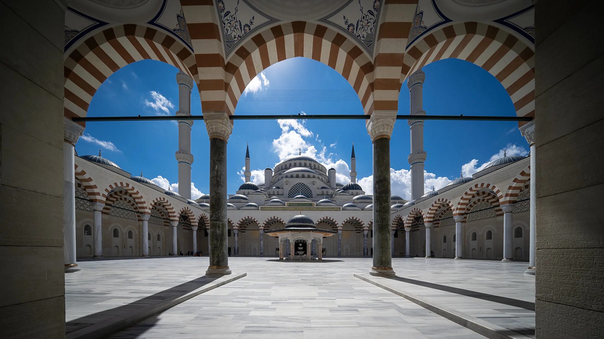 Стиль мудехар асулехос. Арка для масджид. Мечеть касбы марракеш. Стрельчатые арки восточный интерьер. Арабская мечеть тунис.