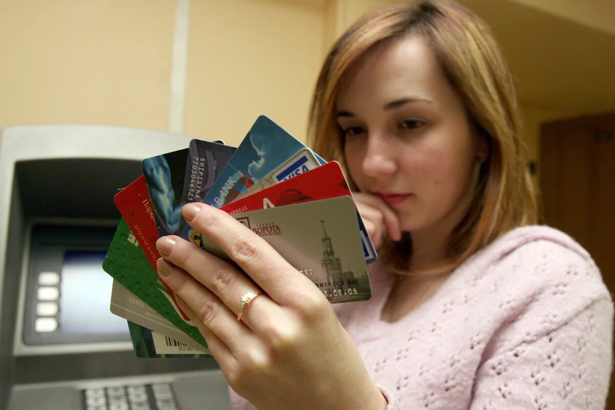 Займ на покупку автомобиля. Вузу денег. Девушка с деньгами в банке. Человек в банке деньги. Ипотека в америке.