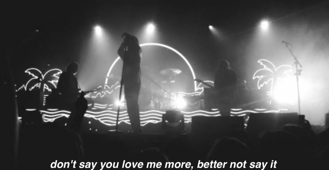 The neighbourhood you get me so high. Группа the neighbourhood. Концерт группы the neighbourhood. Джесси Разерфорд Лана дель Рей. The neighbourhood 2012.