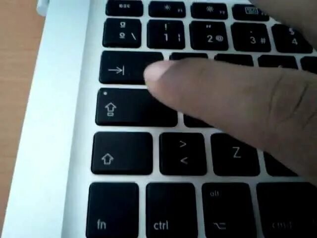 Клавиша капс лок на клавиатуре. Caps Lock на клавиатуре макбука. Клавиша капс лок на макбуке. Кнопка капс лок на клавиатуре.